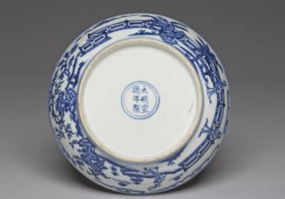 图片[3]-Dish with underglaze-blue illustration of the Three Friends of Winter and court ladies writing poetry on plantain leaves, Ming dynasty, Xuande reign, 1426~1435-China Archive